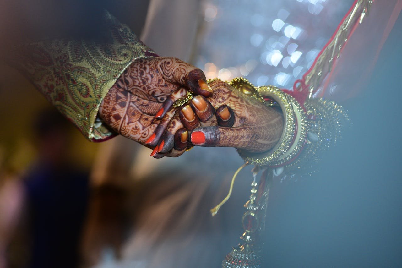 about-me-02 A beautiful capture of mehndi-decorated hands symbolizing love and tradition in a wedding ceremony.